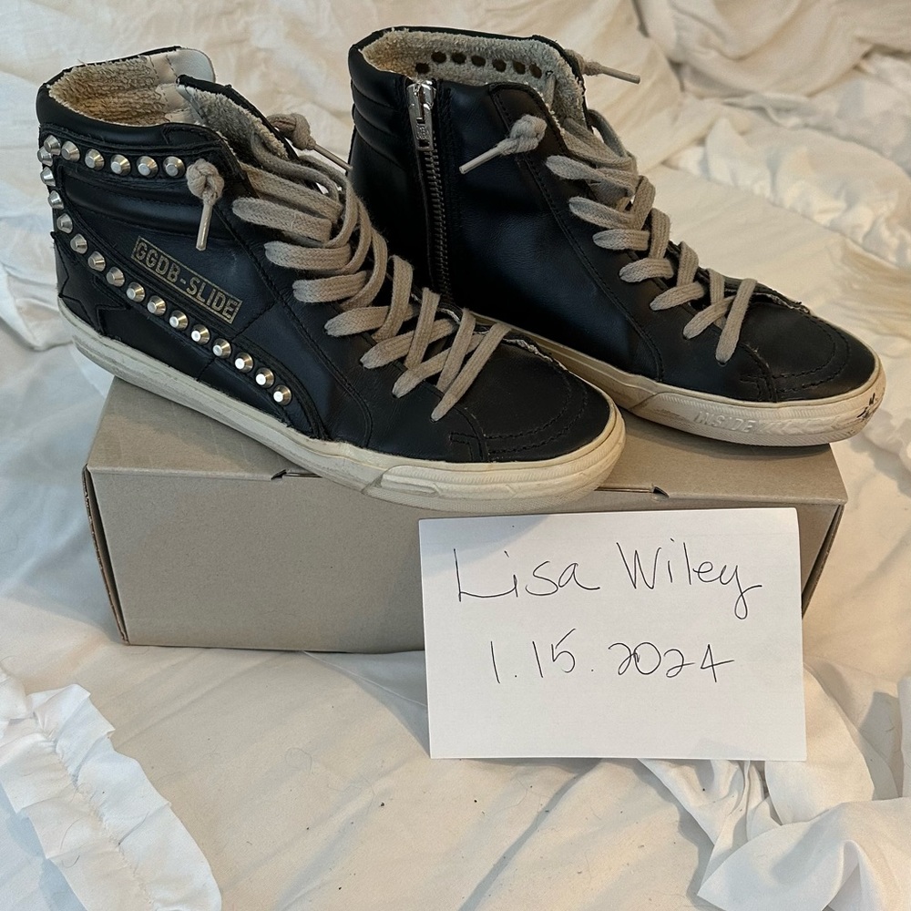GOLDEN GOOSE SZ 37 (7)

All studs intact
Worn a few times
Box included